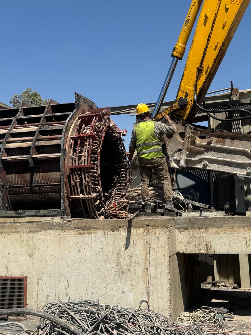 تفكيك المحطات والمصانع