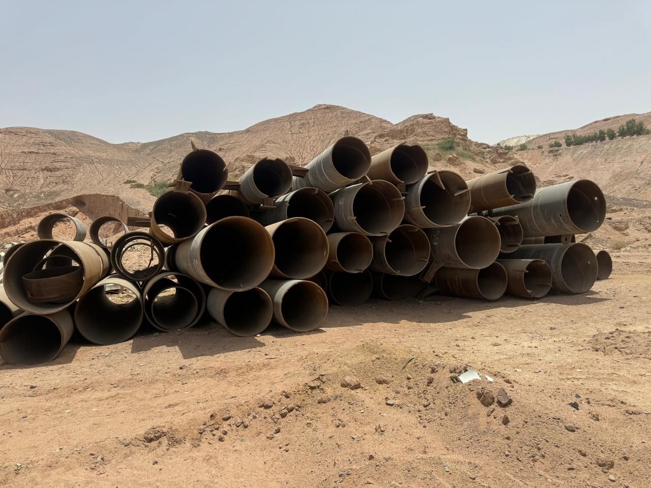 أنابيب حديدية كبيرة في الموقع